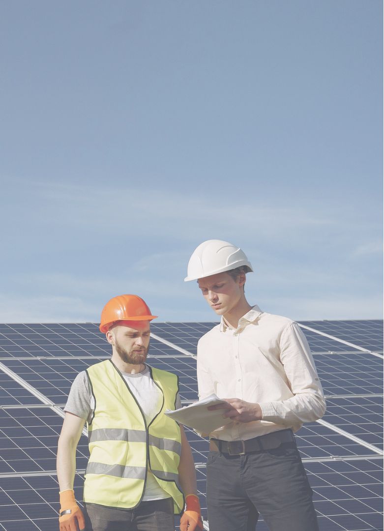 Equipe técnica da Reluzo avaliando um projeto de energia solar