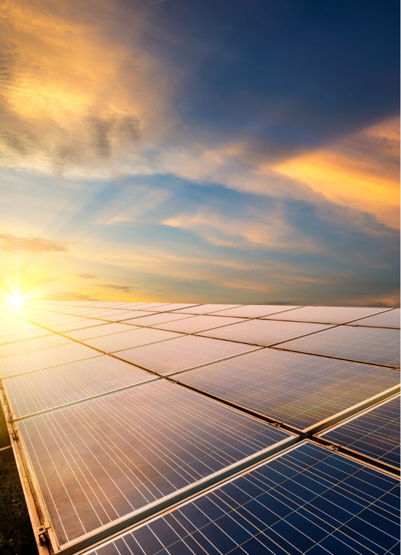 Painéis solares residenciais ao entardecer