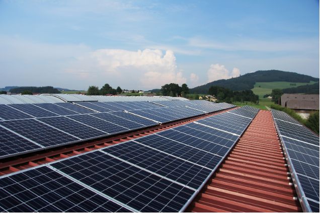 Painéis solares instalados em telhado industrial